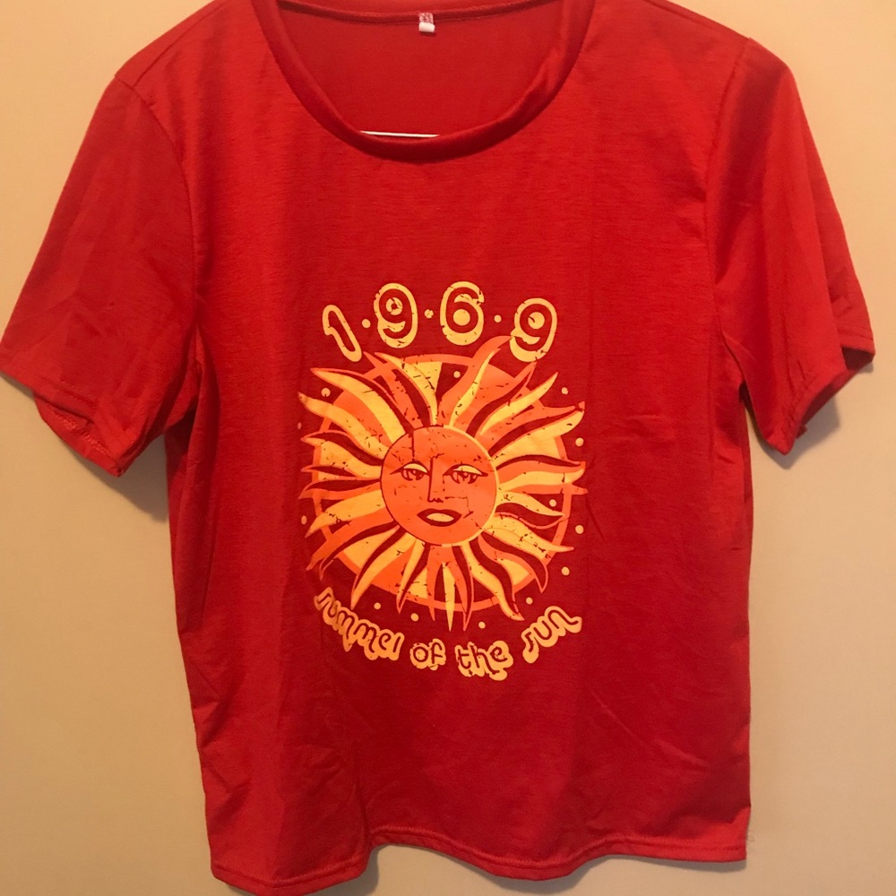 Fun cropped red graphic T-shirt